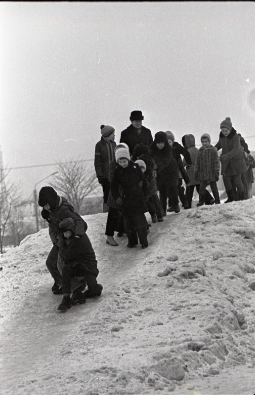 Talvepidu Kreenholmi pargis, lapsed kelgutavad mäest alla