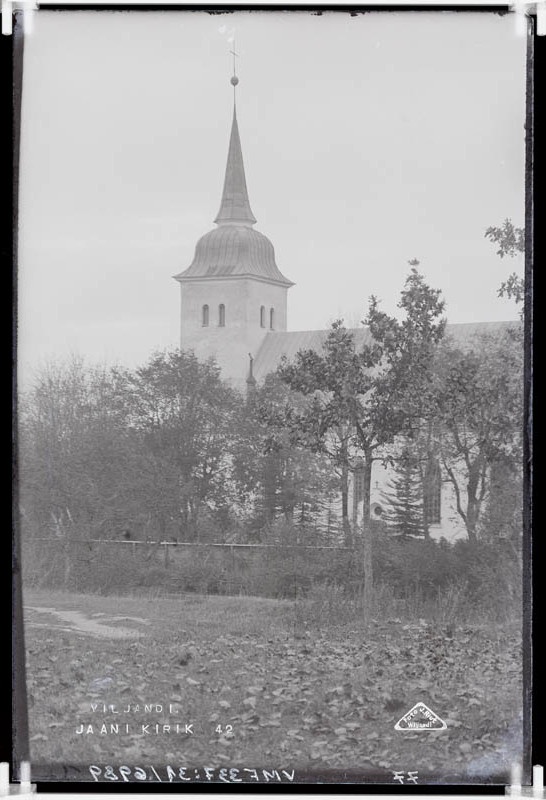 fotonegatiiv, Viljandi, Jaani kirik (puude taga)
