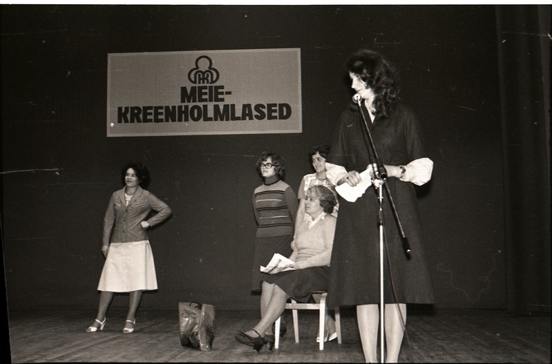 konkurss-ülevaatus Meie - kreenholmlased, laval grupp naisi, üks mikrofoni juures
