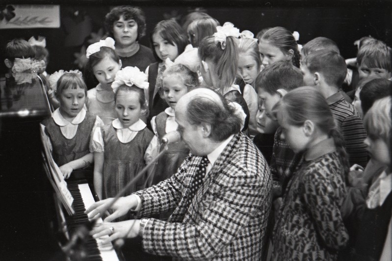 Kohtumine helilooja Gennadi Podelskiga, klaveri taga, lapsed ümberringi