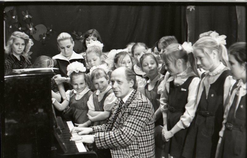 Kohtumine helilooja Gennadi Podelskiga,  klaverit mängimas, lapsed ümberringi