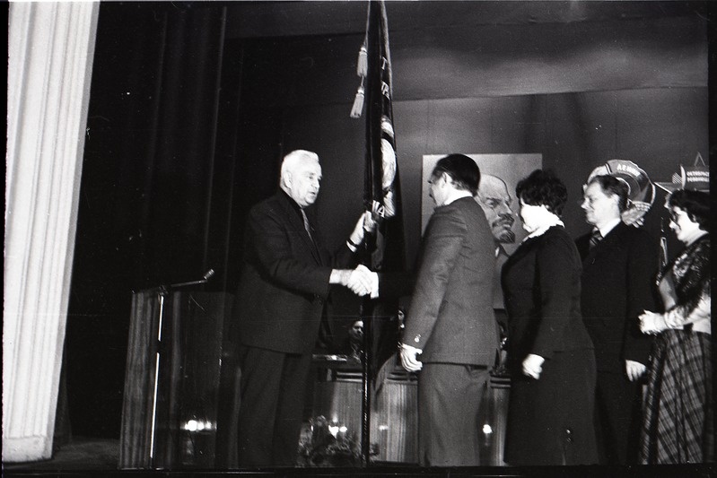 Kreenholmi manufaktuuri autasustamine rändpunalipuga