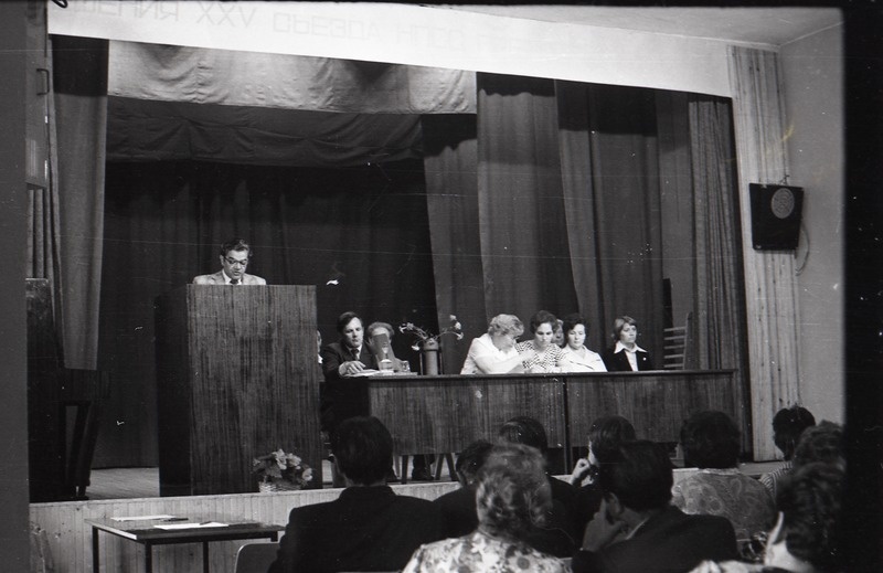 Kreenholmi manufaktuurile rändpunalipu üleandmine