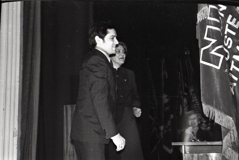 Kreenholmi manufaktuuri parimad juhendajad, kaks inimest lipu juures