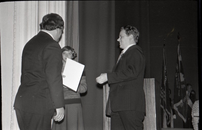 Kreenholmi manufaktuuri parimate juhendajate autasustamine, laval kolm inimest, üks diplomiga