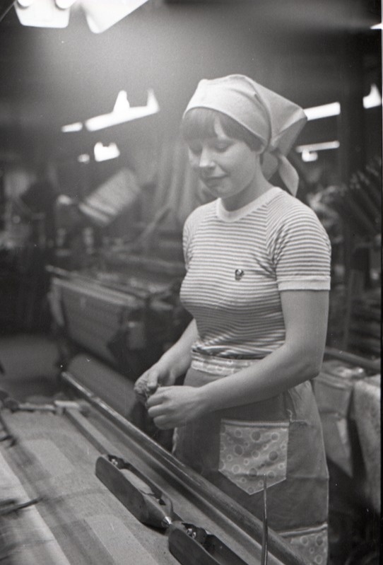 Komnoorte laupäevak ketrusvabrikus, naine portree tööl