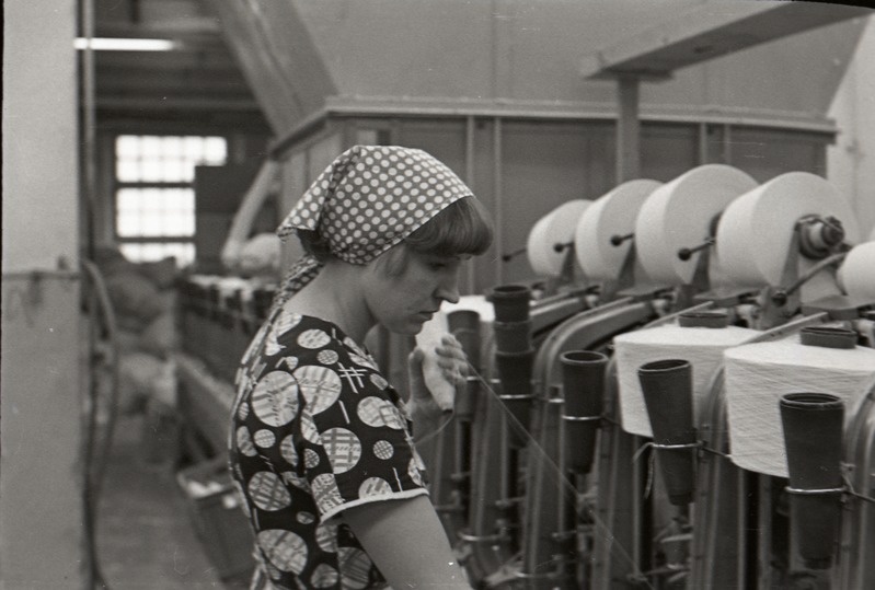 Komnoorte laupäevak,  naine kudumistsehhis