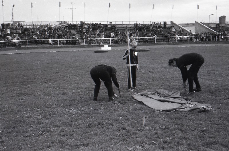 spordivõistlus Isa, ema ja mina - sportlik perekond, võistkond alustab telgi püstitamist