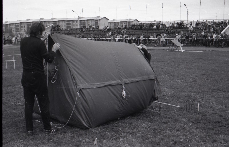 spordivõistlus Isa, ema ja mina - sportlik perekond, võistleja telgi juures
