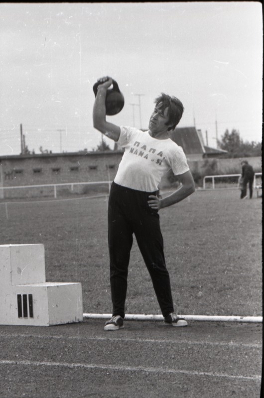 spordivõistlus Isa, ema ja mina - sportlik perekond, mees sangpommiga