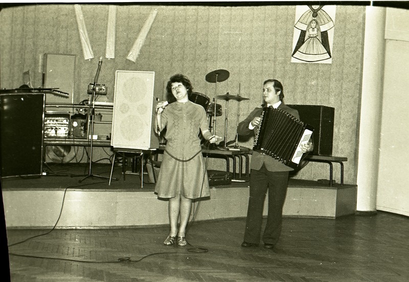 Viimistlusvabriku 10.aastapäeva pidustused, laulja akordionistiga