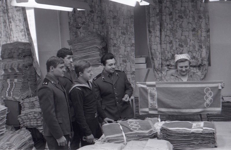 Sõjaväelased Viimistlusvabriku tsehhis, grupp sõjaväelasi froteetoodete laua juures