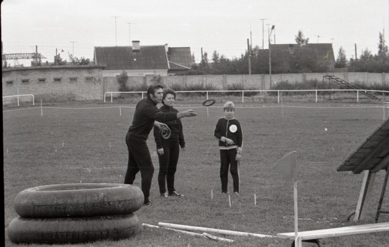 spordivõistlus Isa, ema ja mina - sportlik perekond, võistkond, mees rõngast viskamas