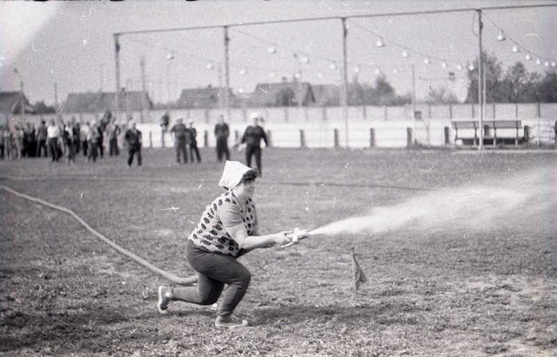 Tuletõrjealased võistlused Kreenholmi staadionil, kustutamine voolikuga