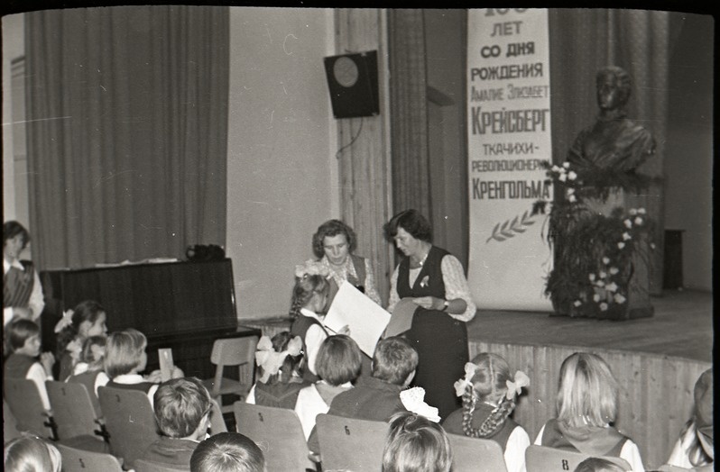 A.Kreisbergi 100.sünniaastapäev, kaks naist lava ees