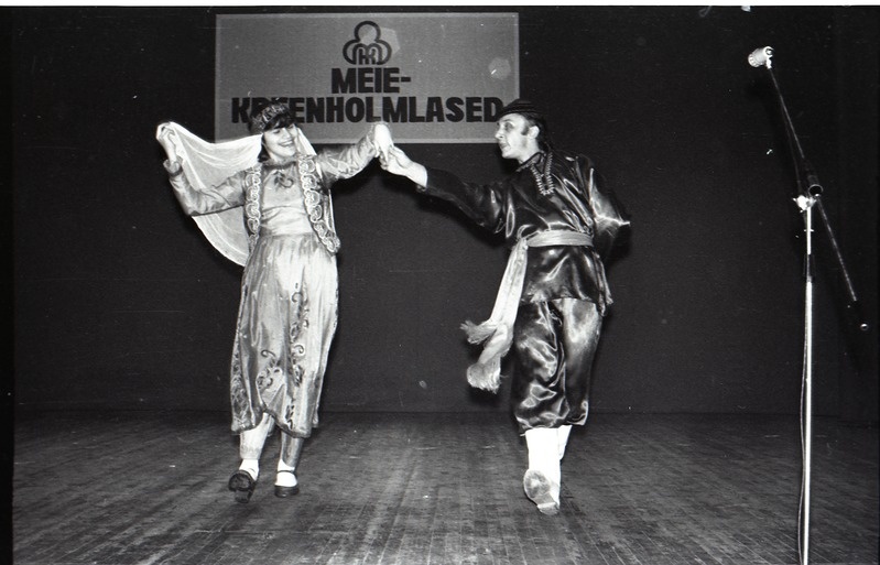 konkurss-ülevaatus Meie - kreenholmlased, laval kaks tantsijat idamaises rõivastuses