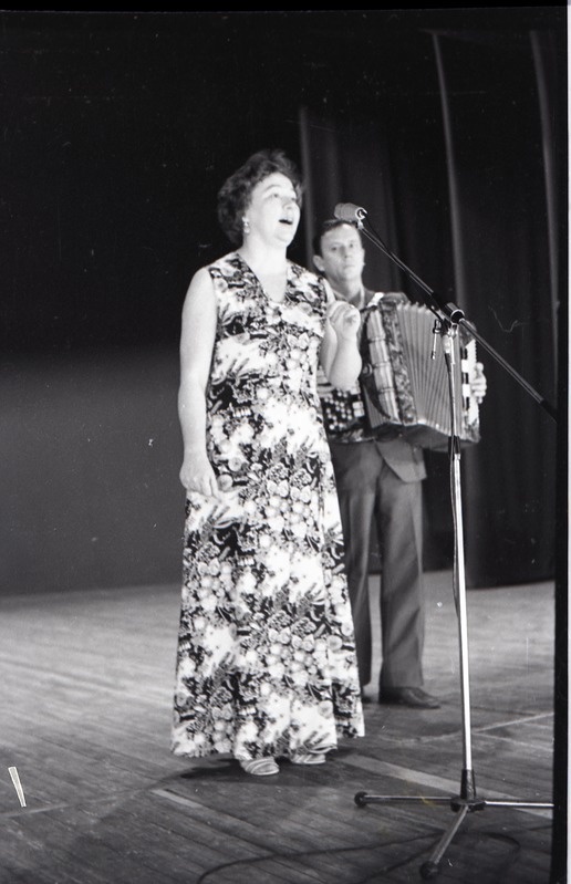 konkurss-ülevaatus Meie - kreenholmlased, laval naislaulja akordionist Romanihhiniga