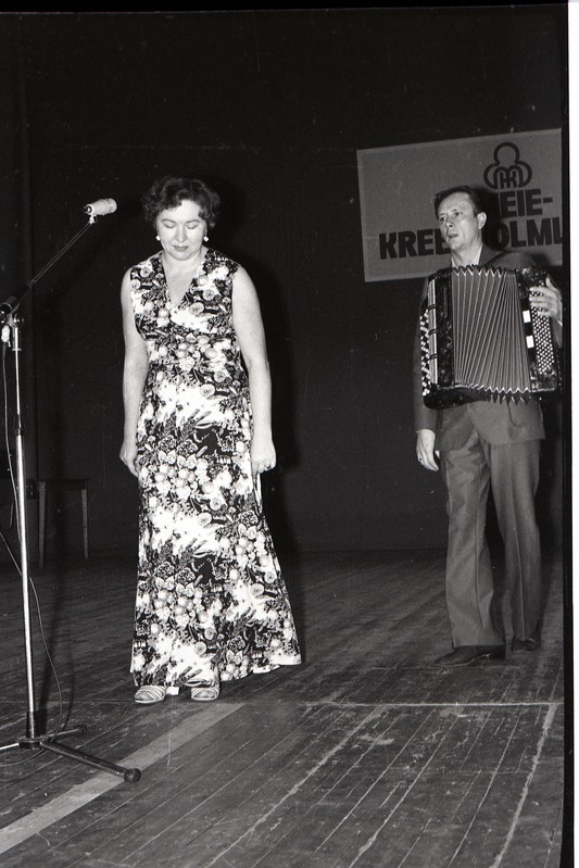 konkurss-ülevaatus Meie - kreenholmlased, laval naislaulja akordionist Romanihhiniga