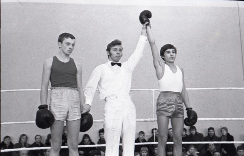 Poksivõistlused Kreenholmi spordisaalis, kohtunik tõstab võitja kätt