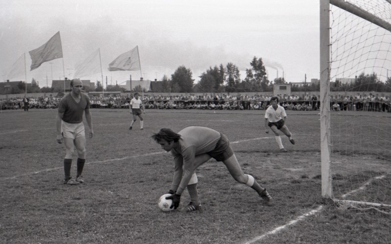 Jalgpallivõistlus Narva  - Moskva (veteranid), väravavaht palliga