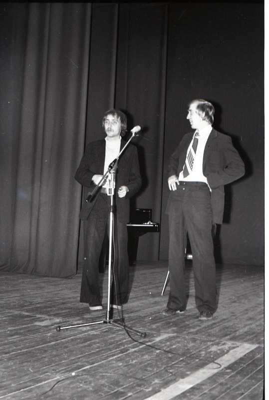 konkurss-ülevaatus Meie - kreenholmlased, laval kaks inimest mikrofoni juures