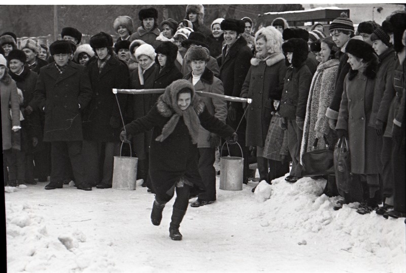 Talvepidu Kreenholmi pargis, naine kaelkookudega kannab vett