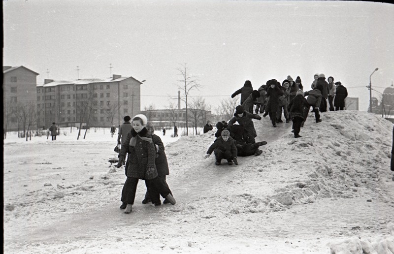 Talvepidu Kreenholmi pargis, lapsed kelgumäel