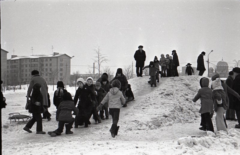Talvepidu Kreenholmi pargis, kelgumäel