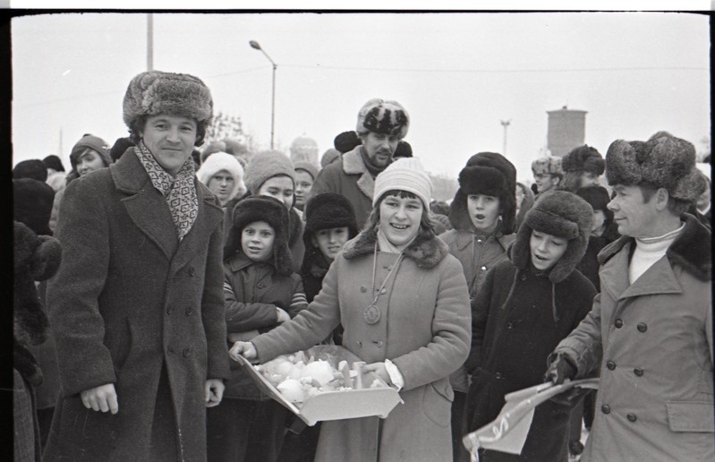 Talvepidu Kreenholmi pargis, rahvahulk õues