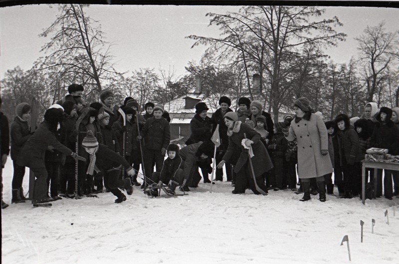 Talvepidu Kreenholmi pargis, lapsed võistlemas kelgusõidus