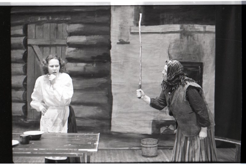 Eesti draamakollektiiv, minia ja vana Kai Aino Kalda näidendist Paatseba Saaremaalt