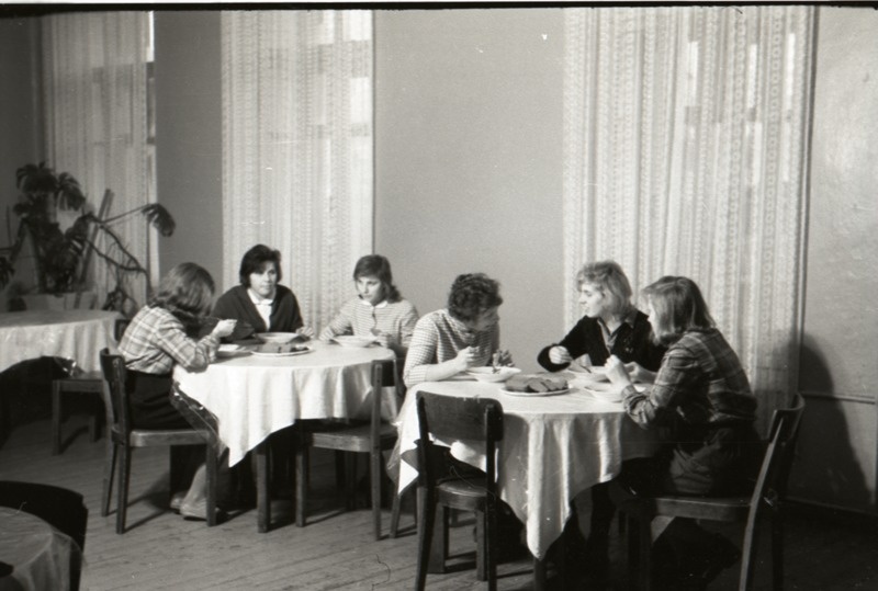 Narva Linnakutsekeskkooli nr.8 sööklas