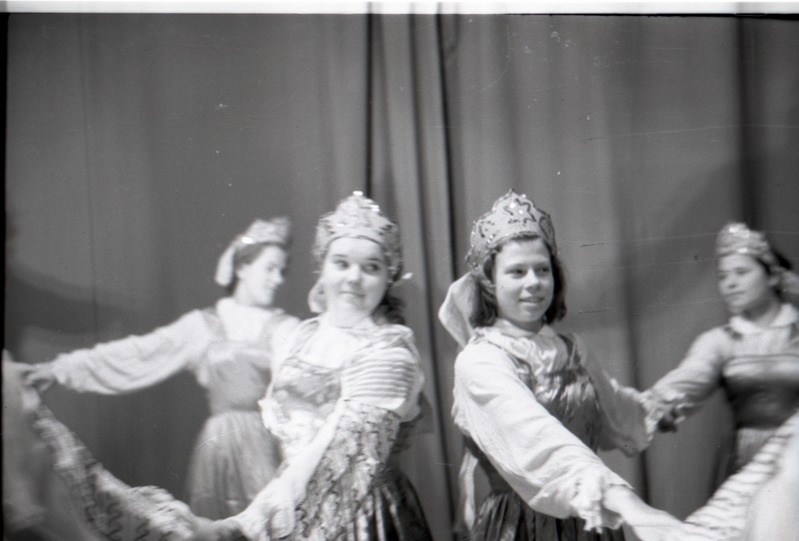 Narva Linnakutsekeskkooli nr.8 taidlejad esinemas