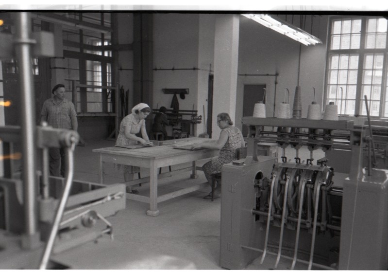 Kreenholmi manufaktuuri Georgi kudumisvabrikus mööblikangaste mustrite perfokaartide koostamine