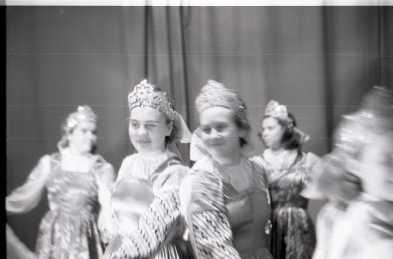 Narva Linnakutsekeskkooli nr.8 taidlejad esinemas