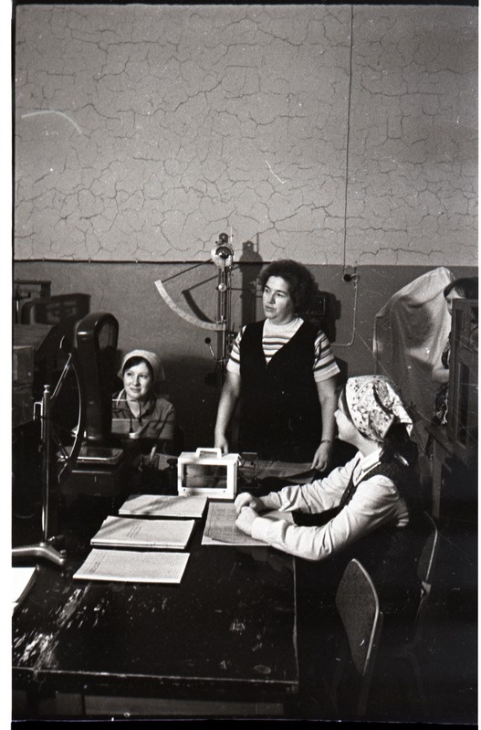 Uue kudumisvabriku laboratooriumis, G.Gudkova koos töötajatega