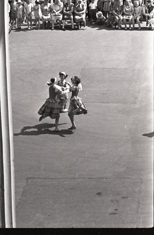 Rahvatantsuansambel Narva esinemas V.Gerassimovi nim kultuuripalee ees