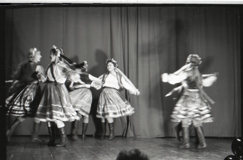 Narva Linnakutsekeskkooli nr.8 taidlejad esinemas