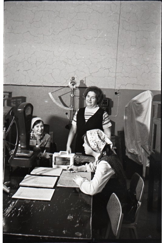 Uue kudumisvabriku laboratooriumis, G.Gudkova koos töötajatega