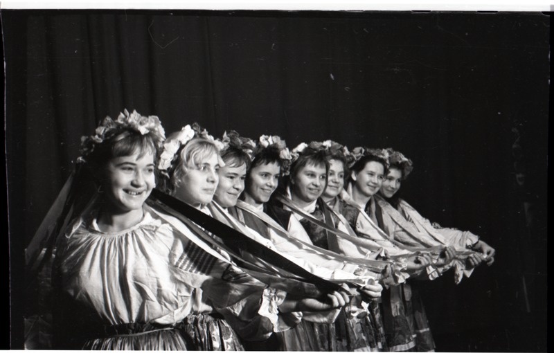 Narva Linnakutsekeskkooli nr.8 taidlejad esinemas