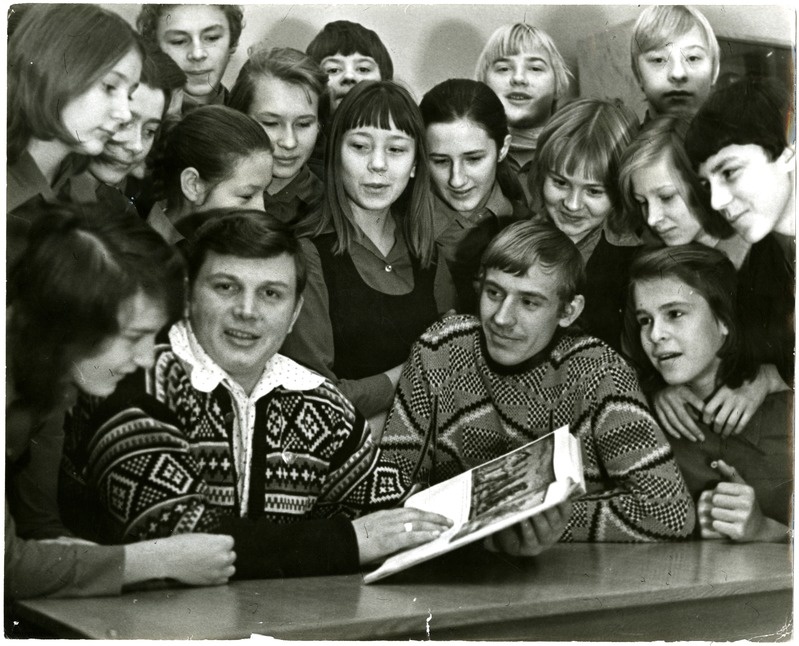 meistriabid Nikolai Kuznetsov ja Sergei Panin koolis nr.4 kooliõpilaste keskel