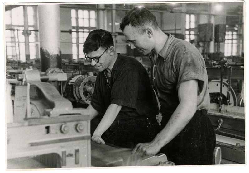 Vana kudumisvabriku seadmete remontija S.Tverdov ja meistriabi Sorokin