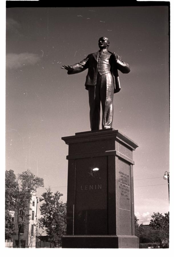 Tallinn, Lenini allee V.I. With Lenin's memorial pillar.