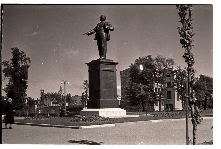 Tallinn, Lenini allee V.I. With Lenin's memorial pillar.