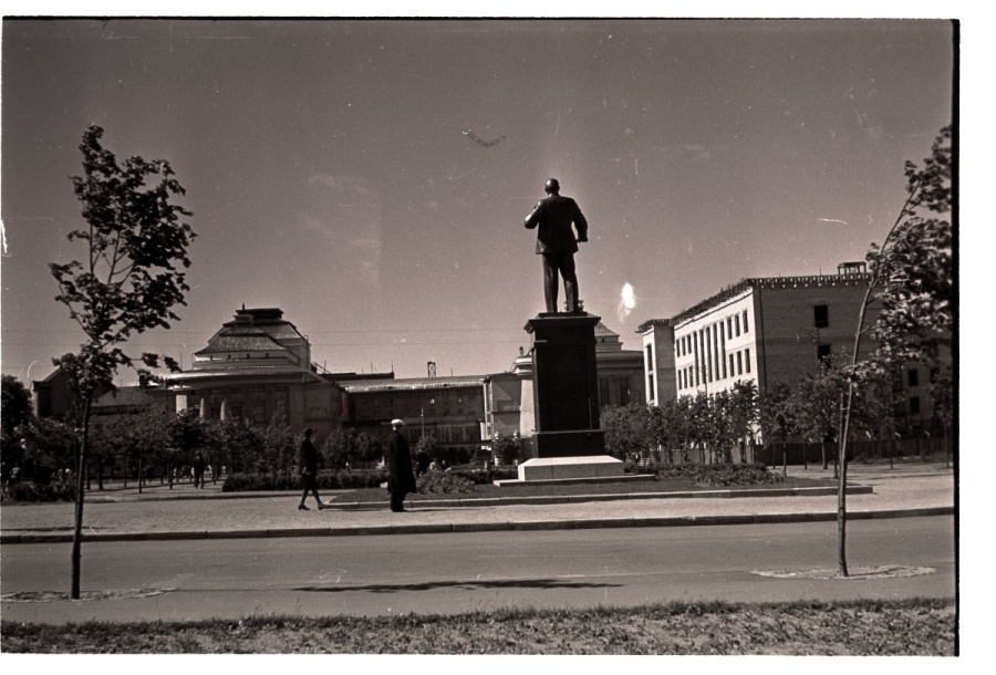 Tallinn, Lenini allee V.I. With Lenin's memorial pillar, behind the theatre "Estonia".