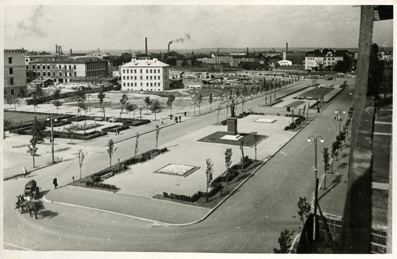 View from the House of Researchers to Rävala pst and to the future scene of the academic library, in the middle of Lenin's statue