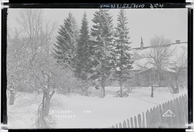 fotonegatiiv, Viljandi Jaani kiriku pastoraat, aed (Pikk tn 8) u 1925 talv foto J. Riet  duplicate photo