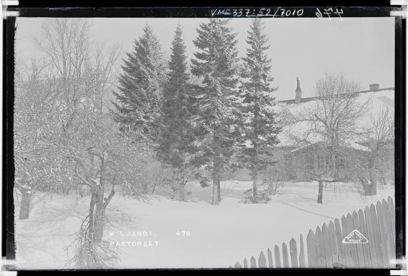 fotonegatiiv, Viljandi Jaani kiriku pastoraat, aed (Pikk tn 8) u 1925 talv foto J. Riet