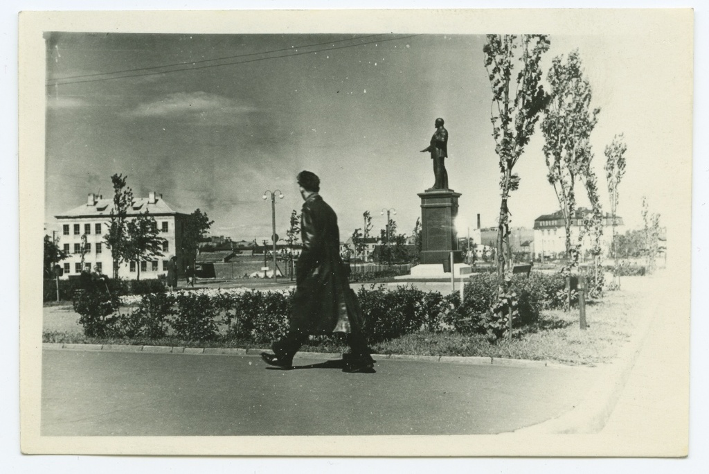 Tallinn, Lenin puiestee, view of Tartu highway, in the middle of V.I.Lenin monument.