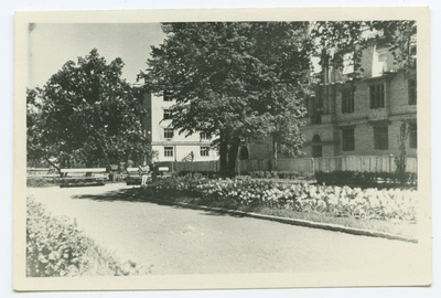 Tallinn, Lenin puiestee, right-handed Science House.  duplicate photo